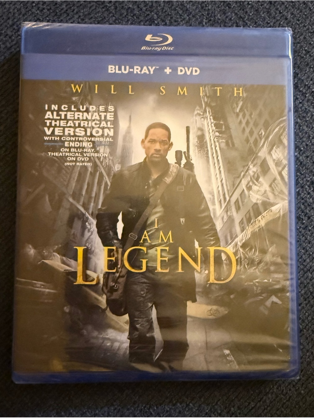 Warner Bros. Blu-ray + DVD I Am Legend - Blue Case with Gold Title